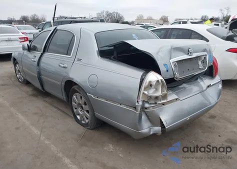 2006 Lincoln Town Car Signature Limited z USA, uszkodzony, nr VIN 1LNHM82V86Y637335